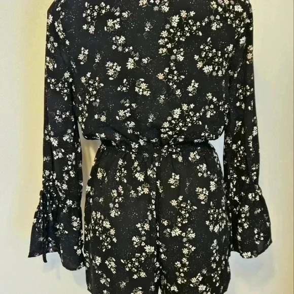 Cupcakes and Cashmere Floral Long Sleeve Romper Size Small NWT - Picture 4 of 10